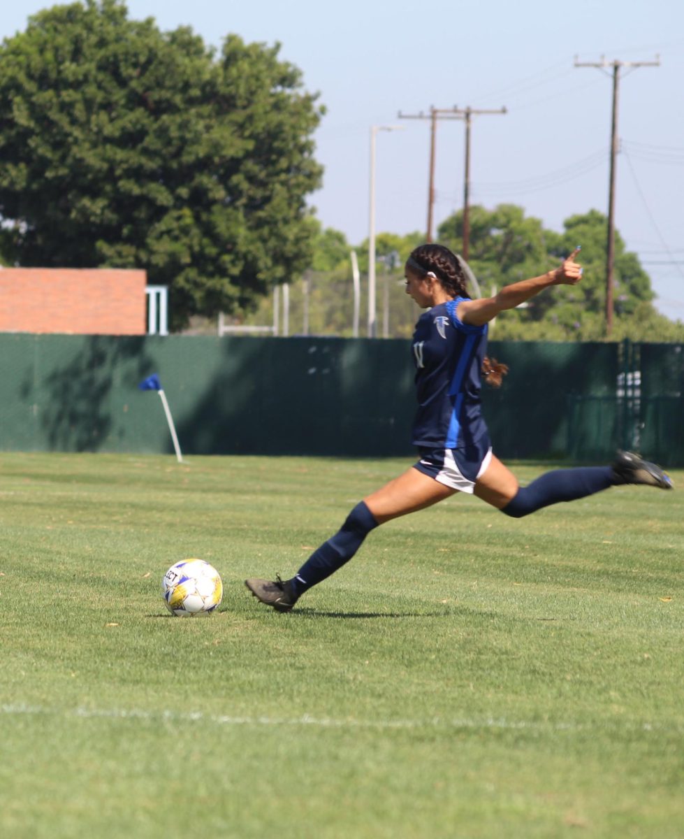 #11 Jenna Santos prepares to take a free kick Aug.27