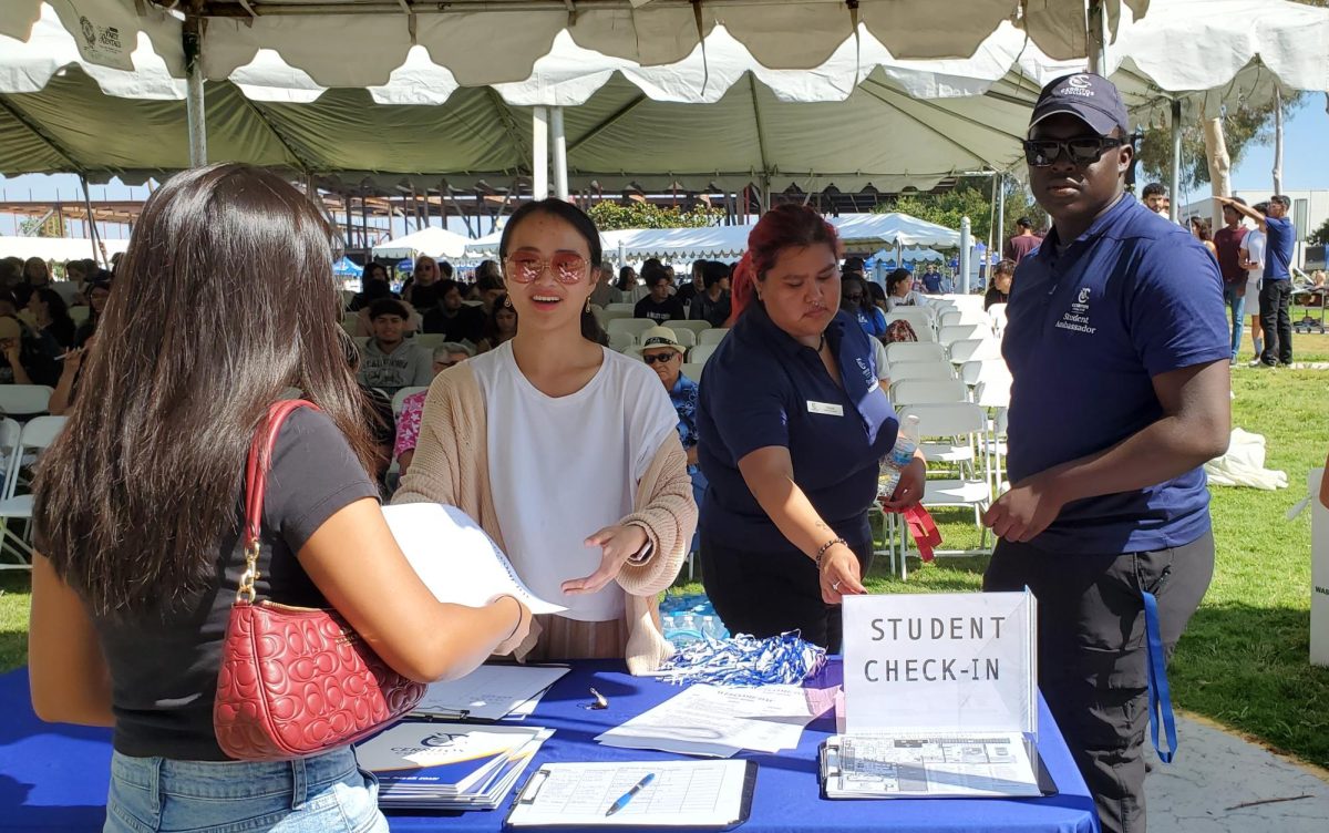 A student checking in to the check-in booth at Welcome Day on Aug. 16.