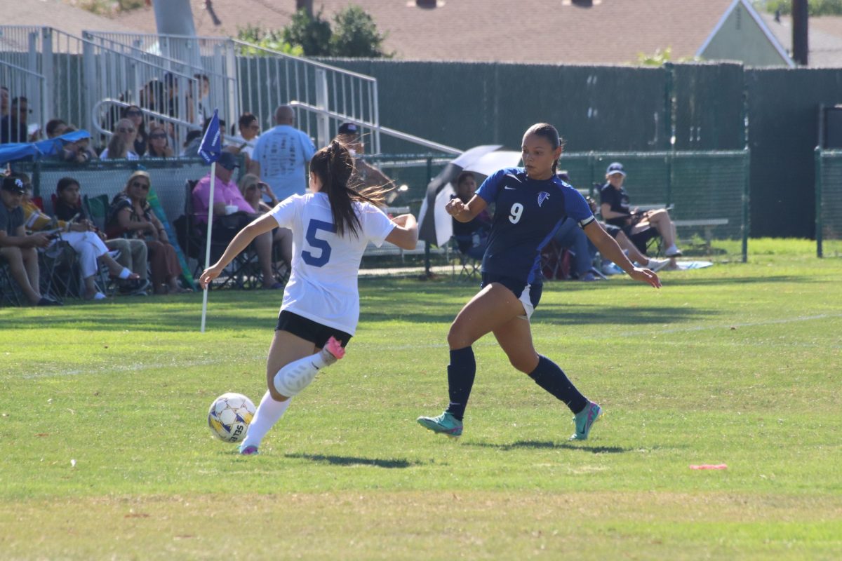 #9 Isabel Vasquez attempting to stop #5 Alyssa Ramos from making a pass. Photo credit: Duran Ventura