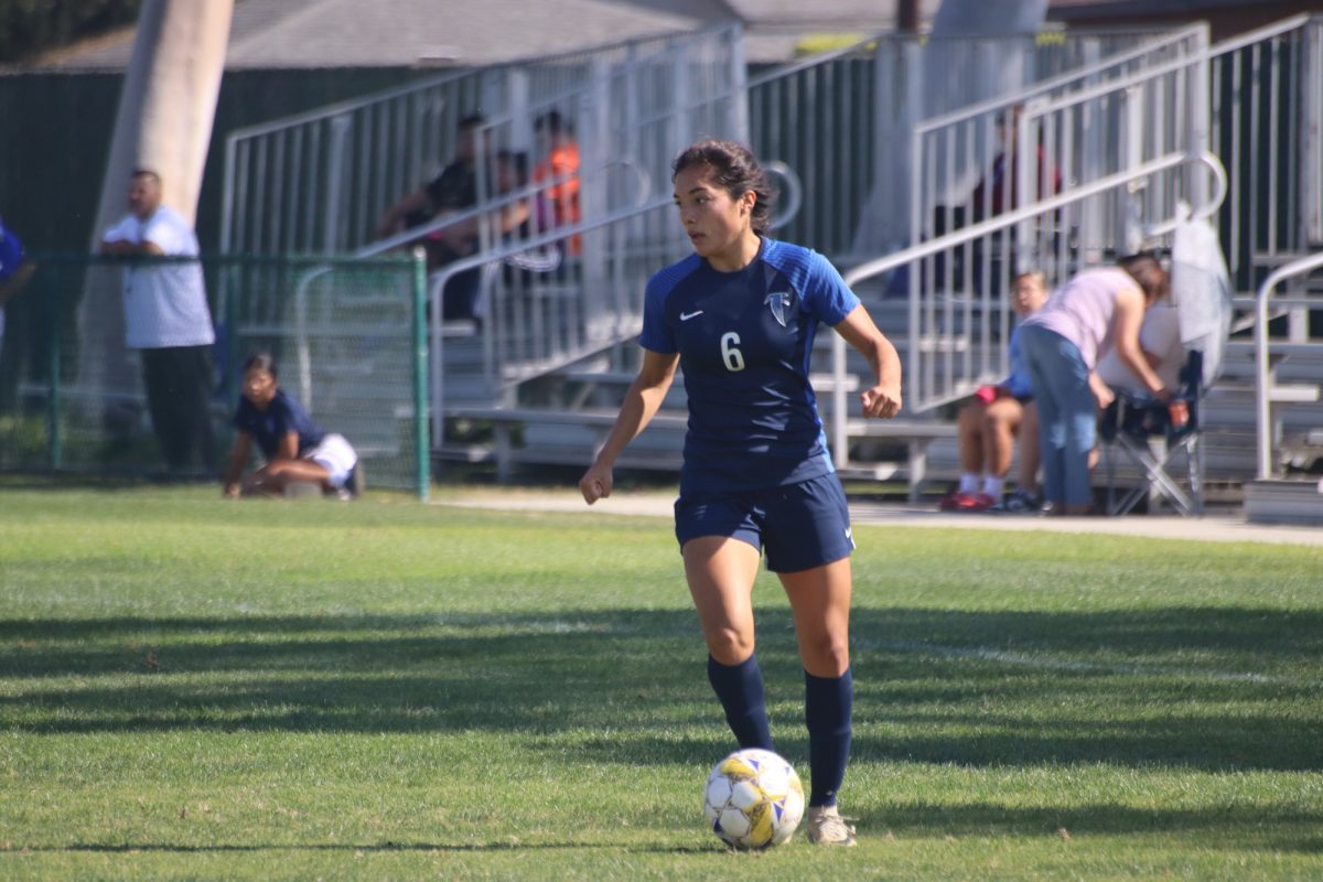 #6 Lissette Saucedo looking for someone open in the box. Photo credit: Duran Ventura